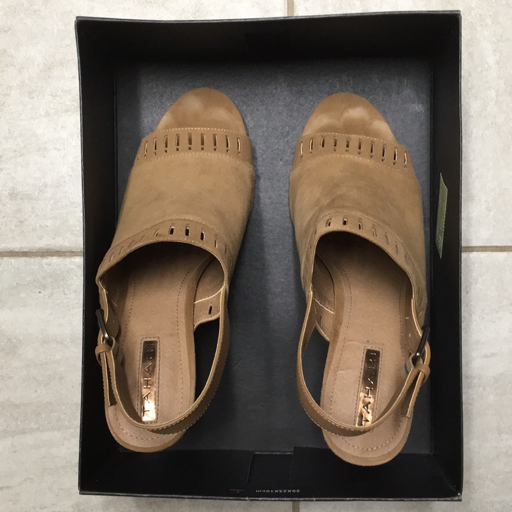 Tahari size 9.5M tan sandals